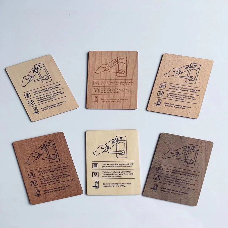 木製の部屋カード